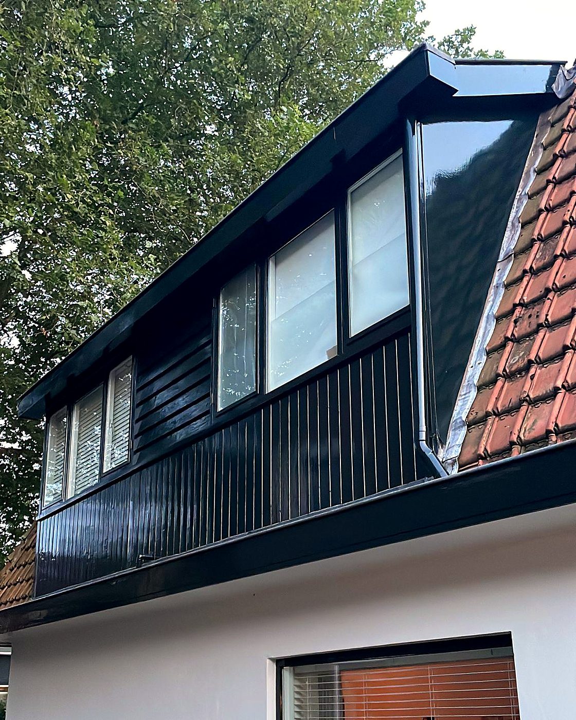 Hoogglans zwart geschilderde dakkapel