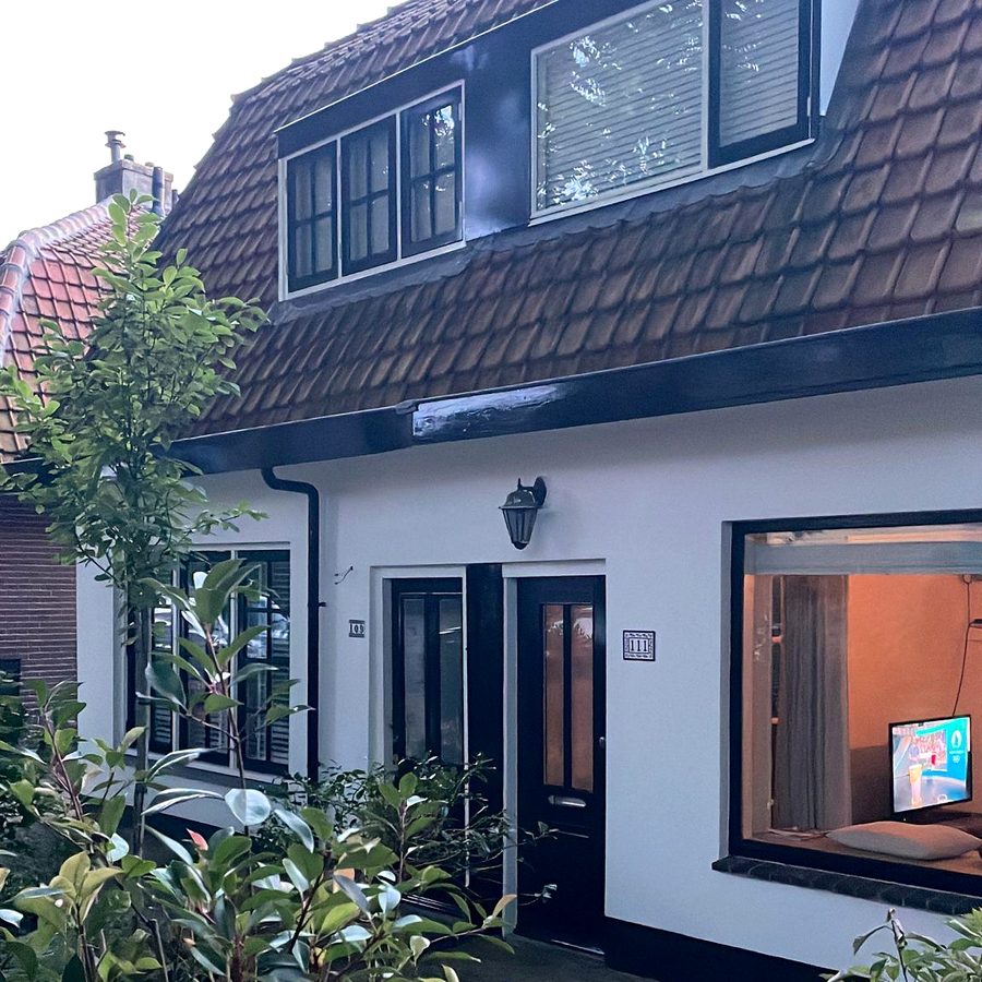 Woning met zwart geschilderde dakkapel en kozijnen